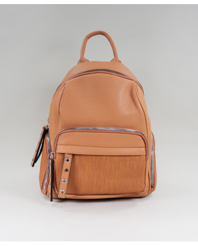 Mochila Camel com Bolso Frontal e Tachas