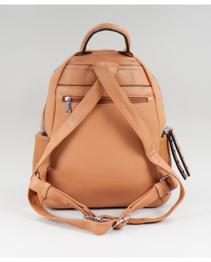 Mochila Camel con bolsillo frontal y Tachas