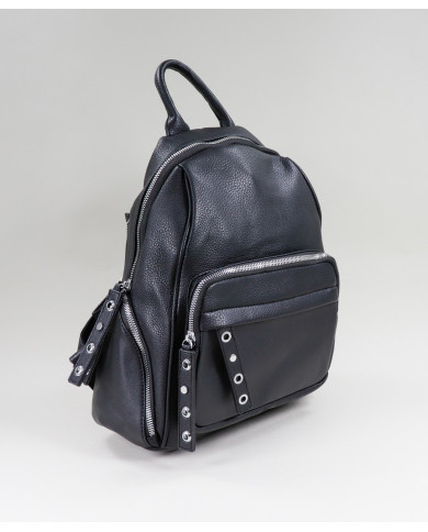 Mochila Preta com Bolso Frontal e Tachas