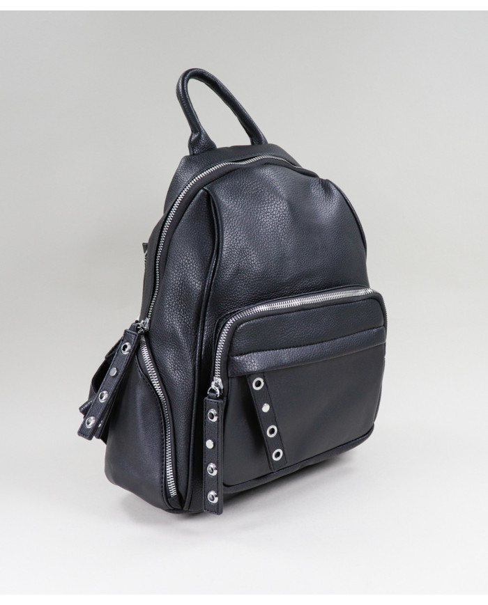 Mochila negra con bola delantera y Tachas