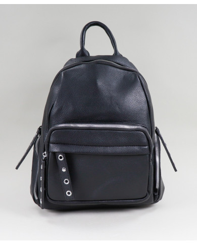 Mochila Preta com Bolso Frontal e Tachas