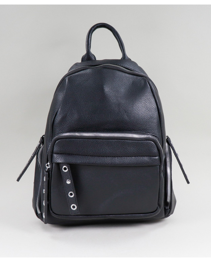 Mochila negra con bola delantera y Tachas