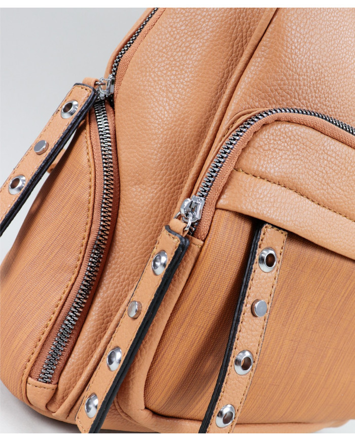 Camel backpack with Front pocket and Tachas