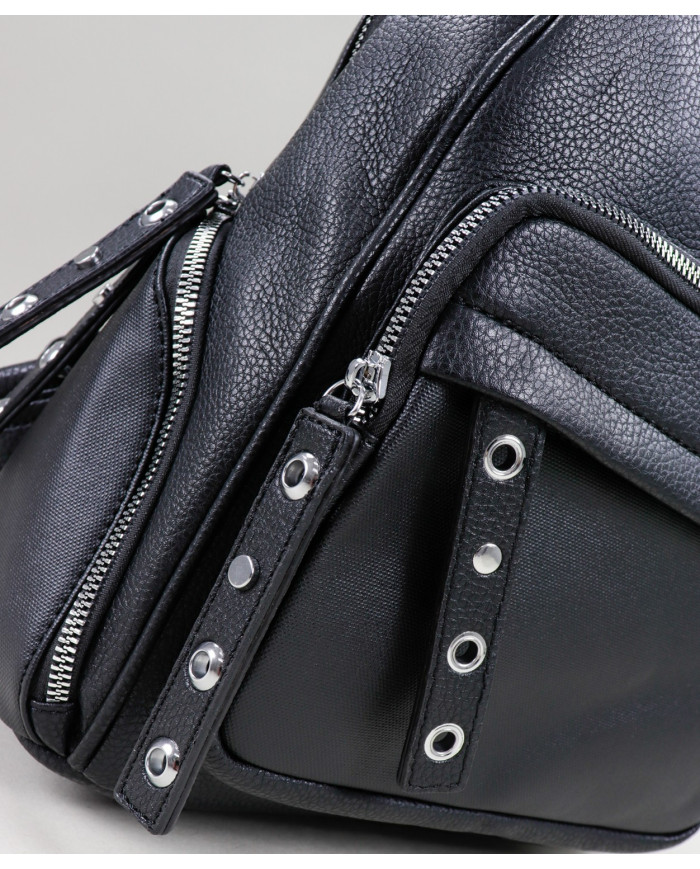 Mochila negra con bola delantera y Tachas