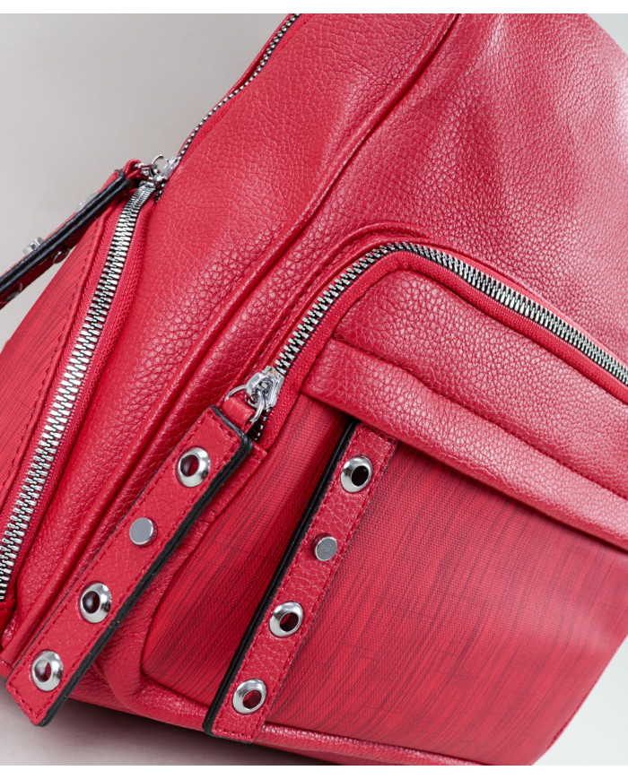 Mochila roja con bola delantera y Tachas