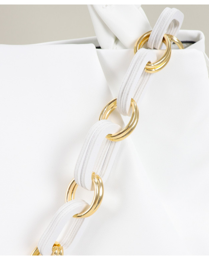 Caso blanco con cadena decorativa