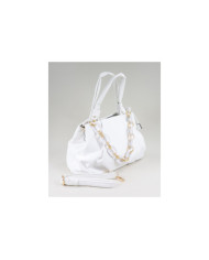 Caso blanco con cadena decorativa