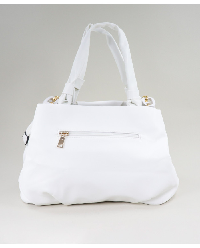 Caso blanco con cadena decorativa