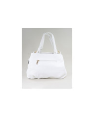 Caso blanco con cadena decorativa