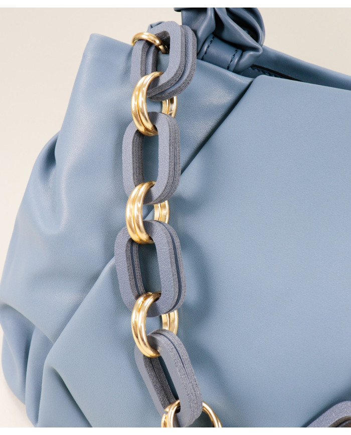 Maleta de dama azul con cadena decorativa