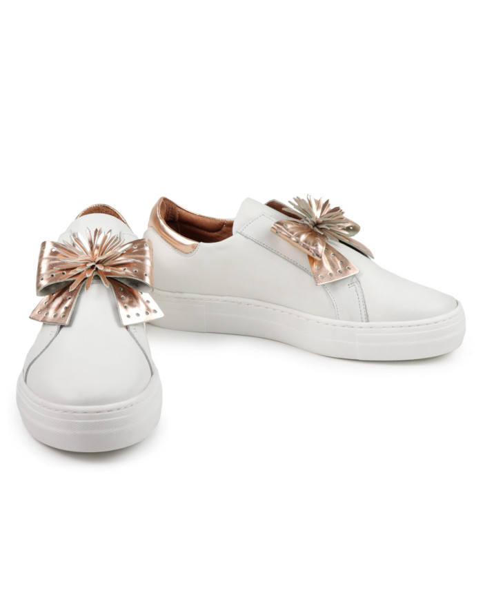 White sneakers of Lady Ginova with Golden Lace