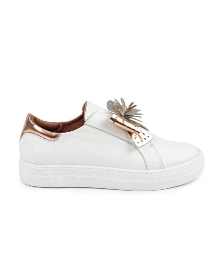 White sneakers of Lady Ginova with Golden Lace