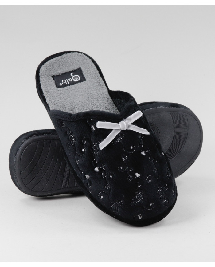 Zapatillas de la habitación de damas con bordado de flores