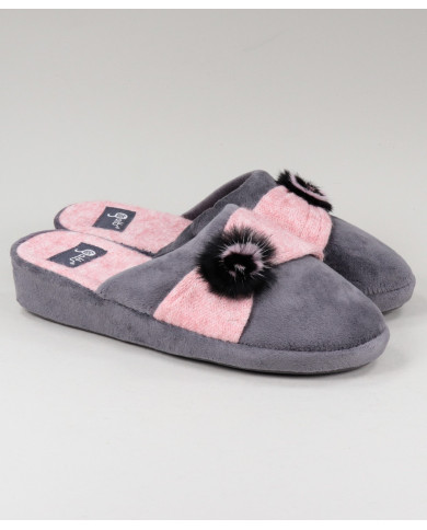 Zapatillas de la habitación de damas con enchufes