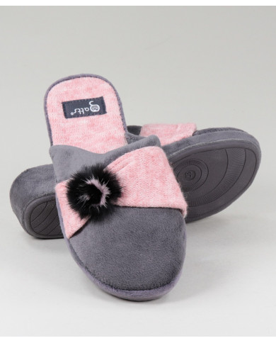 Zapatillas de la habitación de damas con enchufes