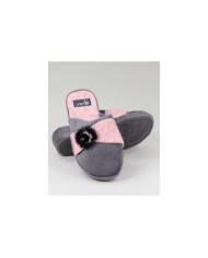 Zapatillas de la habitación de damas con enchufes