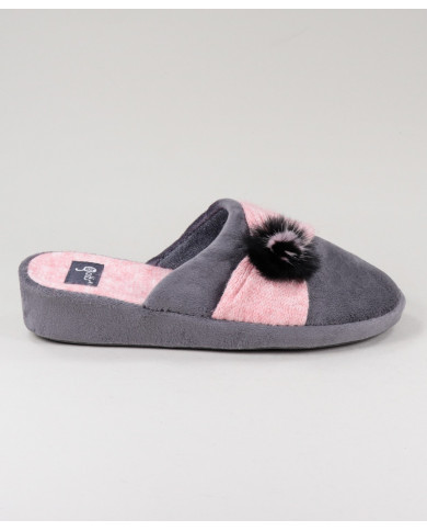 Zapatillas de la habitación de damas con enchufes