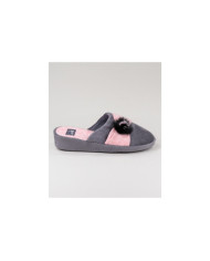 Zapatillas de la habitación de damas con enchufes