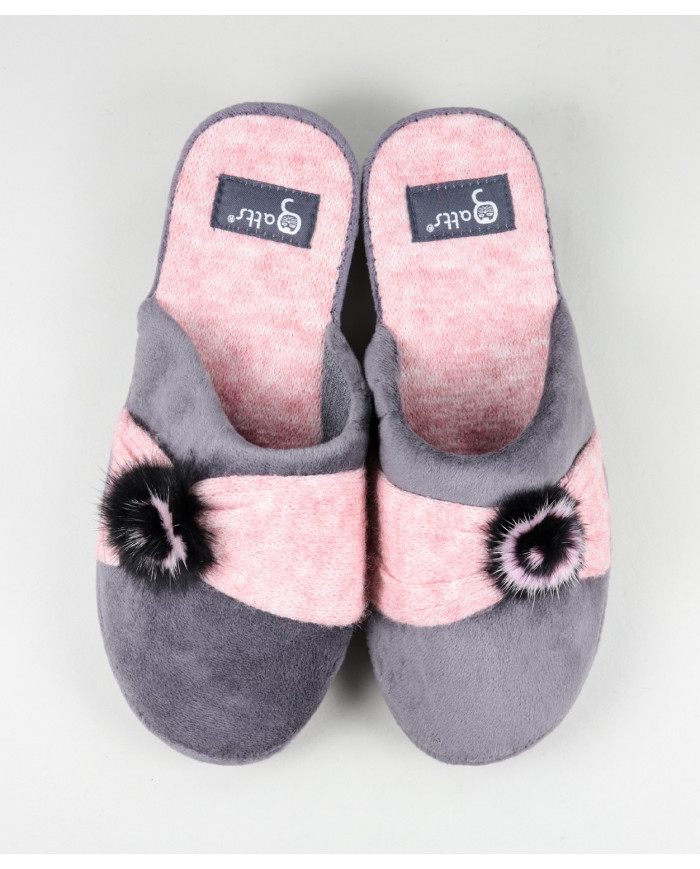 Zapatillas de la habitación de damas con enchufes