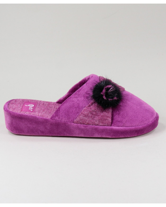 Zapatillas de la habitación de damas con enchufes