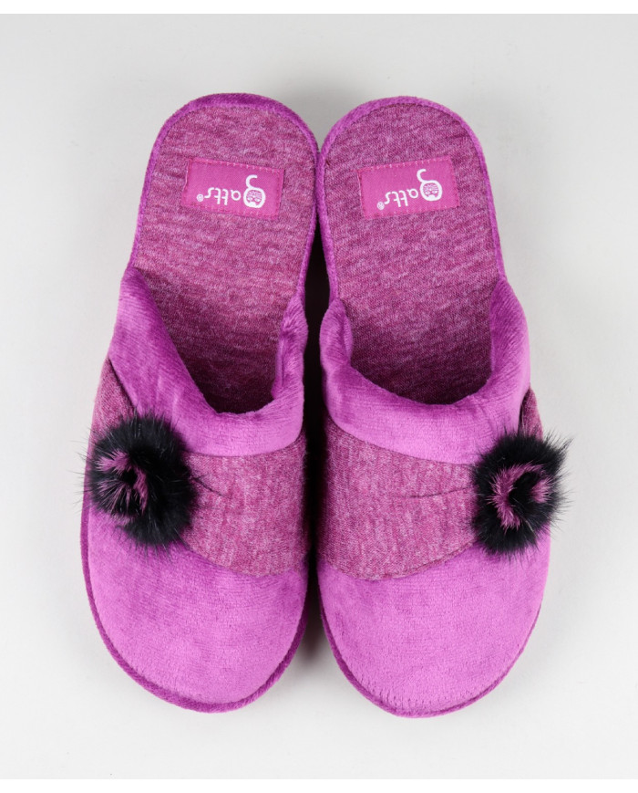 Zapatillas de la habitación de damas con enchufes