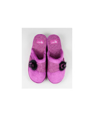 Zapatillas de la habitación de damas con enchufes