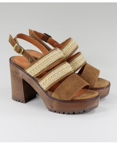 Sandalias de madera con tiras de encaje