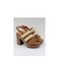 Sandalias de madera con tiras de encaje