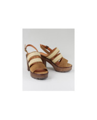 Sandalias de madera con tiras de encaje