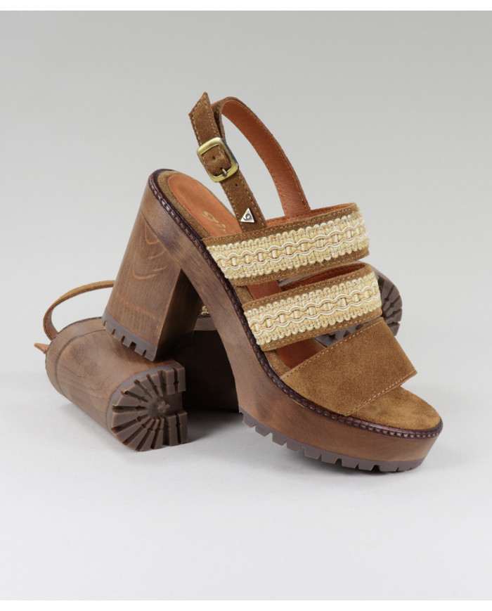 Sandalias de madera con tiras de encaje