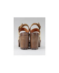 Sandalias de madera con tiras de encaje