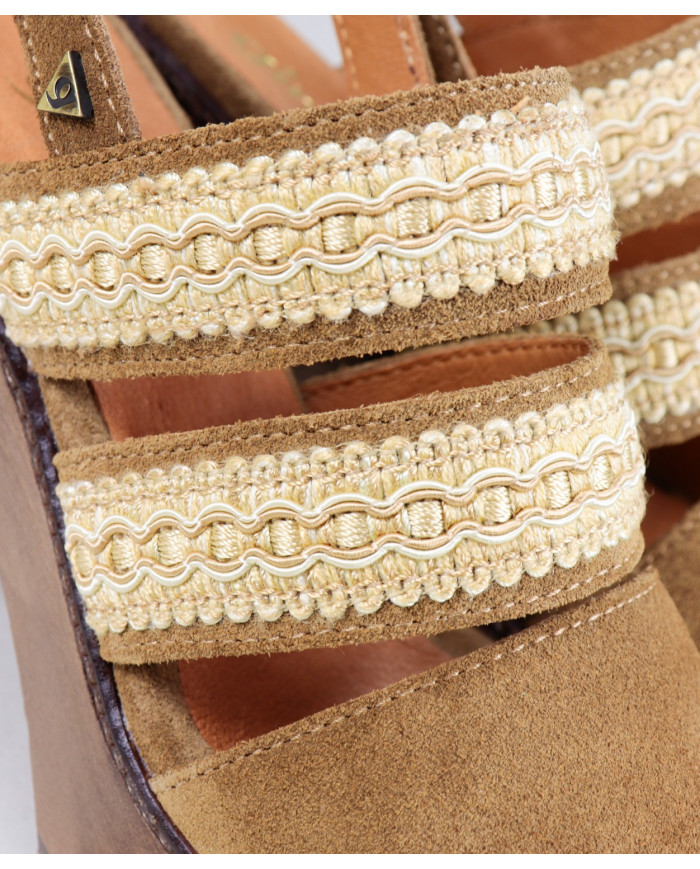 Sandalias de madera con tiras de encaje