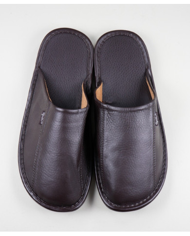 Zapatillas de habitación de hombres morenos