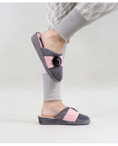 Zapatillas de la habitación de damas con enchufes