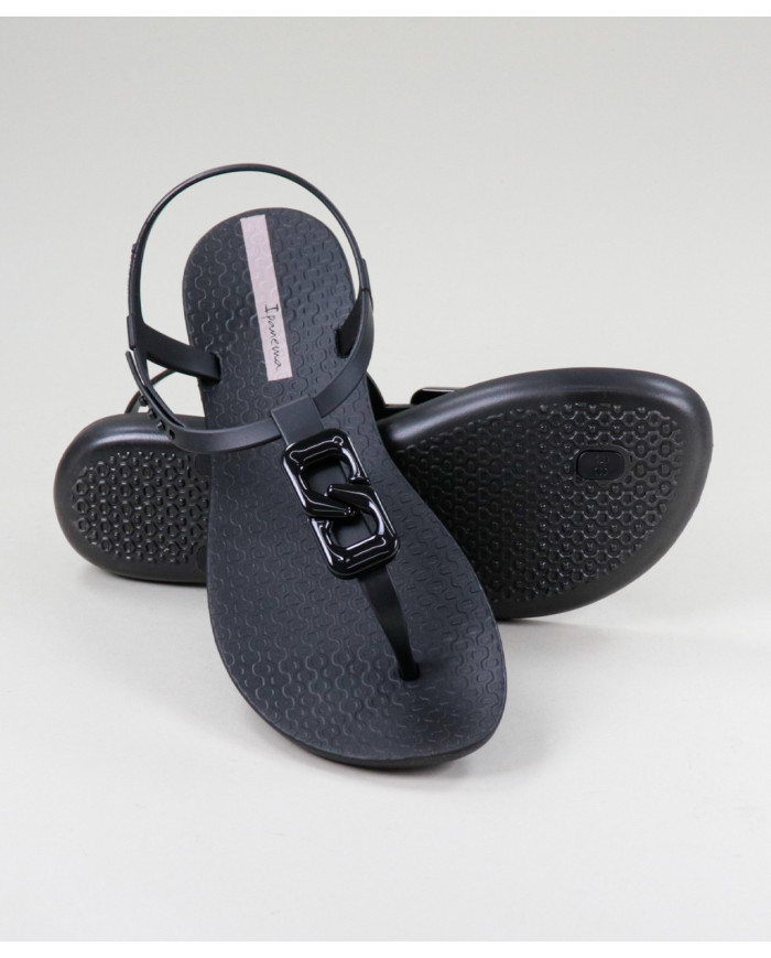 Sandalias negras Ipanema con aplicación
