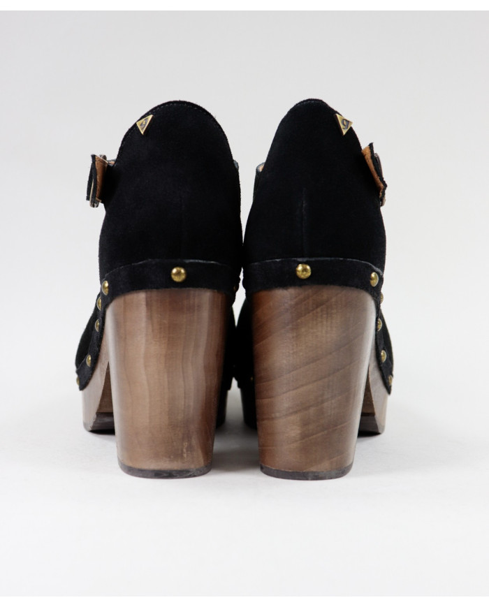 Black Sandals of Lady Ginova Closed with Wood Sola