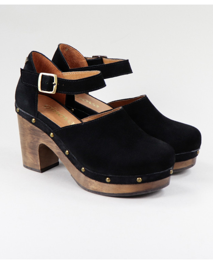 Black Sandals of Lady Ginova Closed with Wood Sola