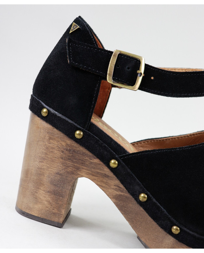 Black Sandals of Lady Ginova Closed with Wood Sola