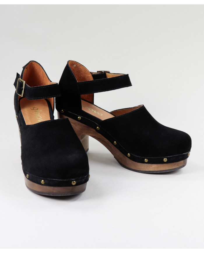 Black Sandals of Lady Ginova Closed with Wood Sola