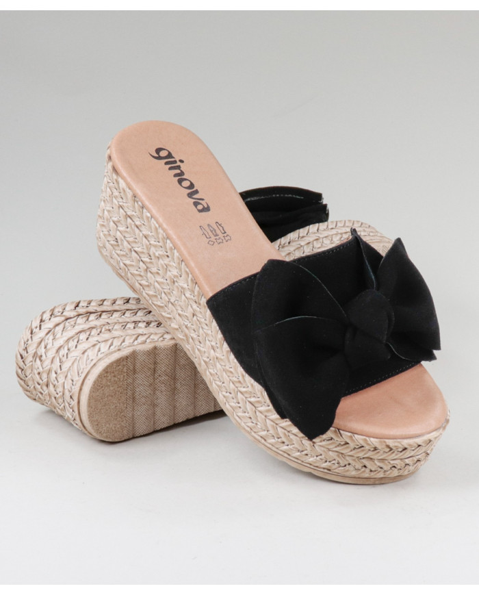 Chinelos Pretos de Senhora em Cunha com Laço