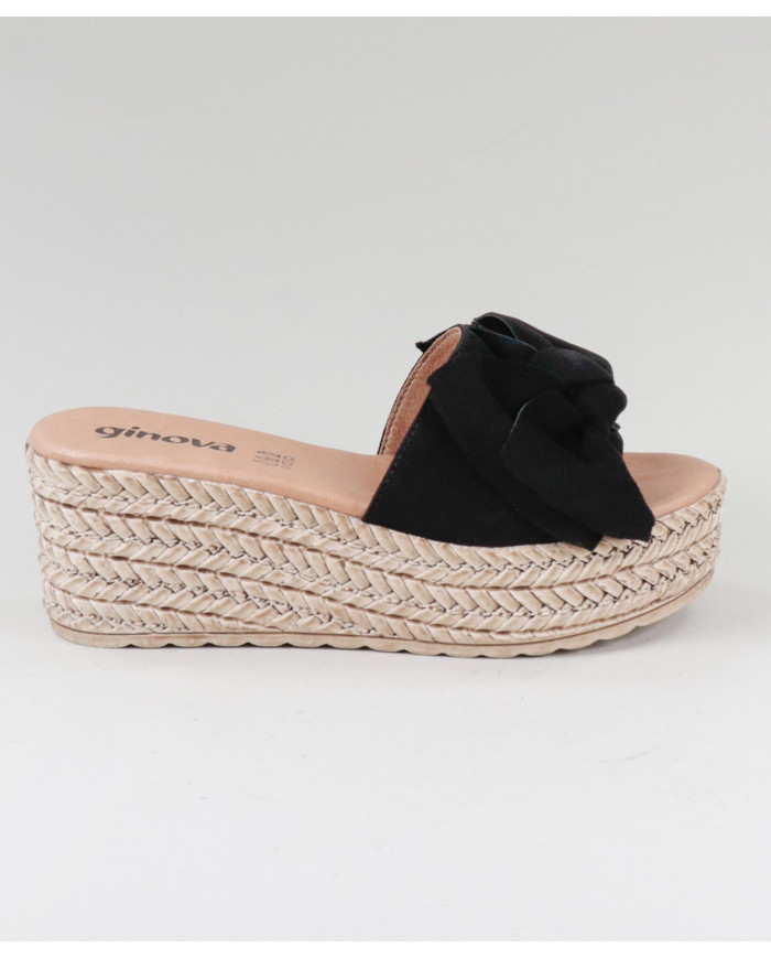 Chinelos Pretos de Senhora em Cunha com Laço