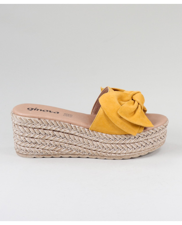 Chinelos Amarelos de Senhora em Cunha com Laço