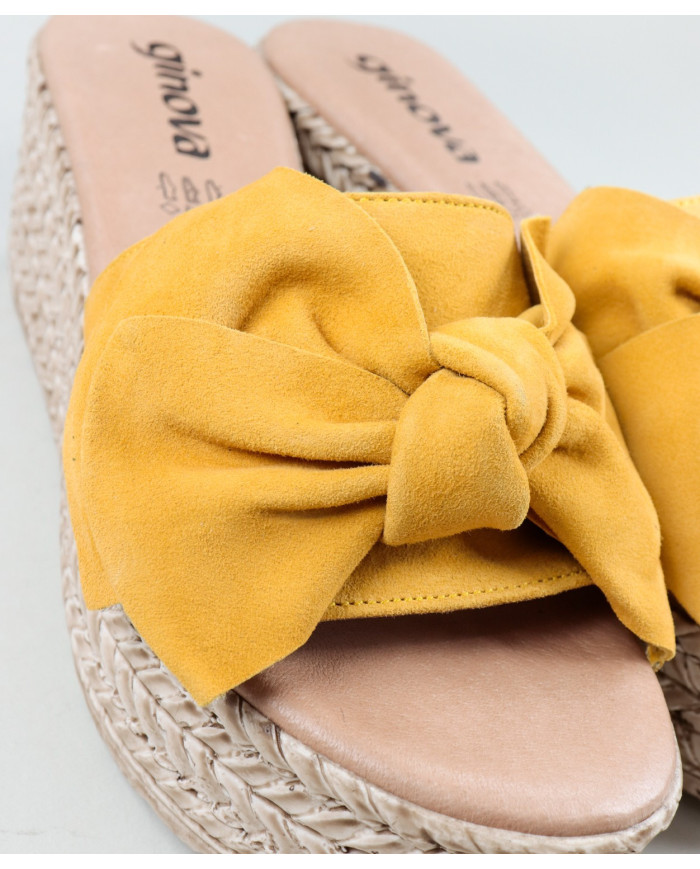 Chinelos Amarelos de Senhora em Cunha com Laço