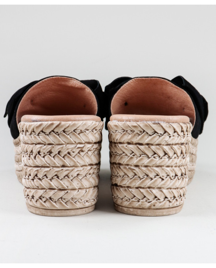 Chinelos Pretos de Senhora em Cunha com Laço