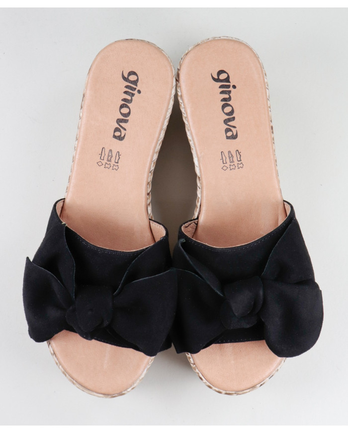 Chinelos Pretos de Senhora em Cunha com Laço