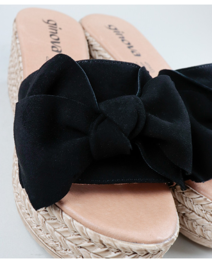 Chinelos Pretos de Senhora em Cunha com Laço