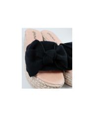 Black Slippers of Lady in Cunha with Lace