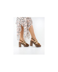 Sandalias de madera con tiras de encaje