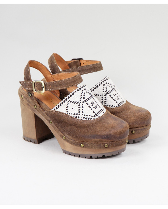 Sandália Camel de Senhora Ginova com Renda