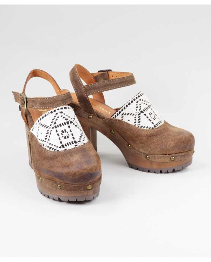 Sandália Camel de Senhora Ginova com Renda